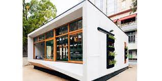 Rumah ini dibangun dengan material murah meliputi kontainer bekas dan wrap bubble yang digunakan sebagai atap untuk pencahayaan di siang hari. Membangun Rumah Dengan Biaya Murah