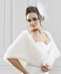 C'est aujourd'hui un accessoire de mode notamment plébiscité par. Bolero De Mariage En Fausse Fourrure Adelaide Instant Precieux