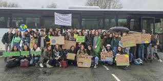 «que les gens lisent l'interview dans son intégralité et arrêtent de découper des petits bouts de phrases», dit à buzzfeed news le au sujet des débats liés à l'ouverture du mariage aux couples de même sexe, il y déclare notamment: 80 Lyceens A La Manif Pour Le Climat