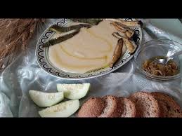 Trascorso anche il tempo di cottura delle fave, disponete su metà piatto il purè di fave e sull'altra la cicoria, cospargendo con un filo d'olio. Fave Nette Pugliesi Purea Di Fave Youtube