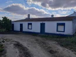 O pavilhão principal é composto por zona de laboração, escritório com wc, arrecadação, escadas de acesso ao 1º andar. Reguengos De Monsaraz Classificados Olx