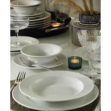 Kalabalık sofralara, leziz yemeklere sade tasarımı ve kullanışlılığıyla eşlik eder. Kutahya Porselen Emotion 24 Parca Yemek Seti Fiyati