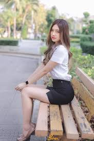 Why do american college girls wear short skirts in below freezing weather? Short Skirt Girls Posts Facebook