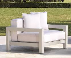 Ja der garten braucht zuwendung und zeit und raum, wie die menschen auch. Casa Padrino Luxus Garten Sessel Mit Kissen Weiss Sandfarben 101 X 100 X H 72 Cm Garten Terrassen Hotel Mobel Luxus Qualitat