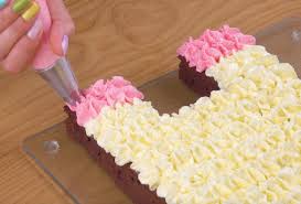 topitruc un moule à gateau en forme de jean. 5 Gateaux Qui Ont L Air Complique A Faire Mais Qui Sont En Fait Tres Simples