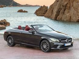 Avec jusque 7 places assises, dont parfois deux sièges rabattables, vous aurez la place suffisante pour chaque membre de votre famille nombreuse ou pour les nombreux bagages qui vous accompagnent. Voitures Neuves Mercedes Benz Classe C Cabriolet Diesel C 220 D Amg Line 1000274250
