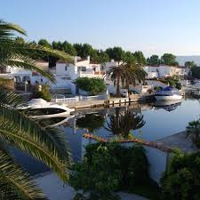 Vacation House In Empuriabrava In 2020 Vacation Home Vacation Vacation Rental