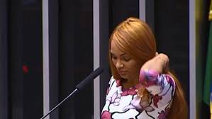 Flordelis foi indiciada por homicídio triplamente qualificado, tentativa de homicídio, falsidade ideológica, uso de documento falso e organização criminosa, mas não foi presa, nem em caráter preventivo para não atrapalhar as investigações, como é comum em crimes como esse. Fmu Rf Zcpn 5m