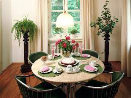 Family photos are also good feng shui in the living room, but not required. Feng Shui Your Dining Table