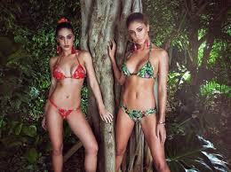 She is the daughter of gustavo rodríguez and veronica cozzani, both of which are of italian descent. Belen Gemellina In Bikini E La Cravatta Di Stefano Gabbana Le 10 Foto Della Settimana Corriere It