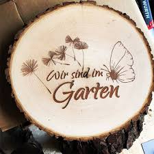Holzscheibe Aus Erle Mit Gravur Wir Sind Im Garten Gerne Gravieren Wir Auch Ihren Spruch Auf Eine Holzscheibe Oder Schieferplatte Mit Bildern Gravur Ideen Holz Gravieren