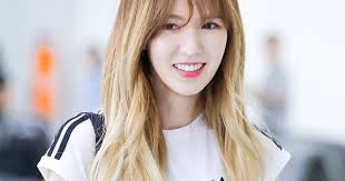 Chân Wendy trắng như phát sáng khiến dân mạng náo loạn, có người còn tưởng  lầm cô đang đi tất