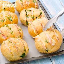 I've used this core recipe a dozen different ways based on the season: Cookist Wow Easy Garlic Bread The Best Way To Recycle Stale Bread And Buns Facebook