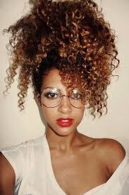 Ce n'est pas parce que vous avez les cheveux bouclés que vous ne pouvez pas adopter le court. Metisse Cheveux Colores Recherche Google Cheveux Coiffure Cheveux Naturels