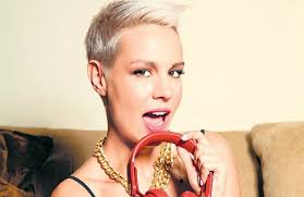 Βλεπω την ρουλα στο μεγκα,σε λίγο περιμένω να πεταχτεί και ο σημίτης να μας δείξει τα ευρώ. H Royla Koromhla Ekleise Sta Moytra To Thlefwno Sth Rania Kwstakh