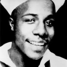 Alex Hayley told a story of seven generations of his mother's family in  ROOTS; QUEEN completes the family Saga with the story of his father's  family. This is that story exactly as