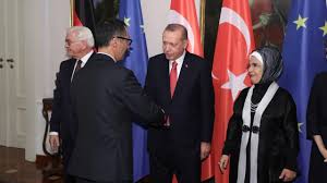 Özdemir gick i skolan på hemorten och började sedan en utbildning till förskollärare (erzieher) i reutlingen. Cem Ozdemir Erdogan Hat Sich Das Staatsbankett Anders Vorgestellt Politik Inland Bild De