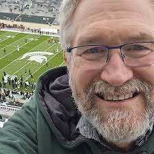 Compact Rechargeable Mower for Fenced-in Lawns