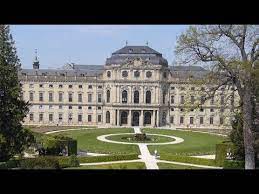 Das bauwerk in romanischer architektur ist dank seiner länge von 105 metern eines der größten in deutschland, doch den meisten besuchern fallen natürlich zuerst die beiden schmalen, hohen türme auf, die zu einem der wahrzeichen der stadt geworden sind. Die Top 10 Wurzburg Sehenswurdigkeiten In 2021 Travelcircus