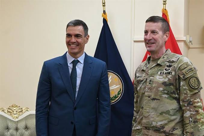 Pedro Sánchez junto al jefe de la misión de la ONU en Irak, teniente  general Joel B.Vowell