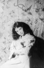 Gloria vanderbilt partnered with l'oreal on a series of fragrances between 1982 and 2002. Gloria Laura Vanderbilt Wikipedia