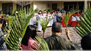 Dalam liturgi minggu palma, umat dibagikan daun palem, dan ruang gereja. Sejarah Minggu Palma Dan Makna Penggunaan Simbol Daun Palma Tribun Batam