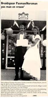 Bruidspaar Jan Pasman en Alice Horsman haalt in bruidskleding hun  huwelijkscadeau. (foto 17596 uit de beeldbank Museum Palthehof