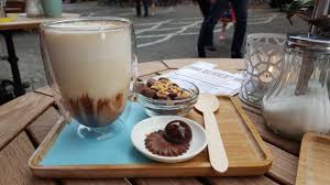 Oliviers Chocolate Shop Bar Bruges Tres Bon Repere Pour Un Vrai Chocolat Chaud 4 50 Et De Bons Ch Chocolat Artisanal Boutique De Chocolat Chocolat Chaud