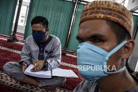 Membaca al quran dengan tajwid hukumnya wajib, siapa saja yang membaca al quran tanpa memakai tajwid hukumnya dosa, karena sesungguhnya allah menurunkan al quran berikut tajwidnya. Pesantren Kilat Ramadhan Penyandang Disabilitas Republika Online