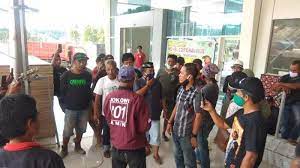 Lowongan pekerjaan di bandara toraja. Puluhan Pekerja Di Bbk Tana Toraja Ancam Tutup Akses Masuk Bandara Tribun Timur