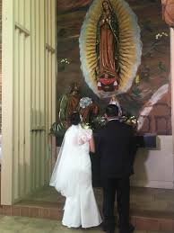 Ante El Altar De La Virgen De Guadalupe Jurando Amor Eterno Catholic Church Catholic Church