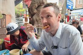 Khách Tây thử đặc sản giòn ngon ở Hà Nội, mê phiên bản vỉa hè hơn nhà hàng