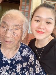 Xúc động cụ bà 99 tuổi sang thăm em gái 93 tuổi ốm nặng: Em không ngủ, chị  ở đây chơi với em tí nữa