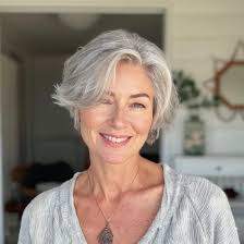 Best short haircut for oval face shape