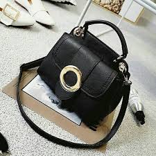 Tas selempang sering dijadikan pilihan karena tampilan yang kasual dan lebih nyaman digunakan. Detail Produk Tas Wanita Tas Selempang Kecil Black