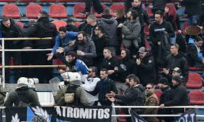 Επεισόδια σημειώνονται αυτή την ώρα στους δρόμους της νέας σμύρνης όπου διεξήχθη πορεία σε ένδειξη διαμαρτυρίας για όσα προηγήθηκαν στην πλατεία της. Atromhtos Traymatismos Patera Paikth Sth Nea Smyrnh Kataggelia Sto Ypoyrgeio Prostasias Toy Polith Fosonline