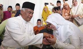 Datuk jalaluddin hassan mengakui masih merasa seakan arwah isterinya baru sahaja pergi menghadap ilahi. Jalaluddin Hassan Tak Sendirian Lagi