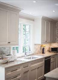 Traditional Transitional Coastal Interior Design Ideas Home Bunch An Interior White Kitchen Design Kitchen Cabinets Decor Backsplash For White Cabinets