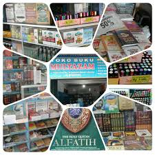 Dia mengambil buku dan kembali duduk di hadapanku. Toko Buku Multazam Photos Facebook