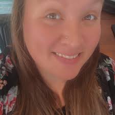 Who does good nails in Watford City?