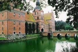 Lad os ændre retning (så vi ikke ender der, hvor vi er på vej hen) og investere i en bedre verden for mennesker og miljø. Rosenholm Slot Ved Hornslet 21 Km Nordost For Aarhus Slotte Danmark