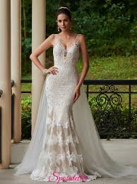 Le maniche di voile di tulle danno un tocco iper romantico a questo abito incantevole e unico! Abito Da Sposa A Sirena Colorato Con Strascico Staccabilesposatelier
