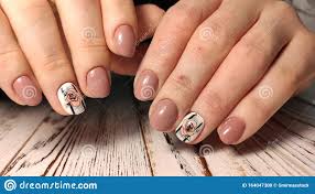 Manos bien cuidadas con hermosa manicura: Glamorosa Manicura De Cocodrilos Lujosos Diseno De Unas Glamorosas Foto De Archivo Imagen De Creatividad Tigre 164047300