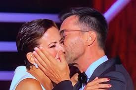 Bárbara dos santos guimarães (sá da bandeira, 21 de abril de 1973) é uma apresentadora de televisão portuguesa. Barbara Guimaraes Sofreu Ataque De Panico Antes De Subir Ao Palco Dos Globos