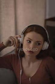 Слушайте лучшие подкасты и аудио выпуски house music podcasts бесплатно. Frau Hort Zu Hause Musik Uber Kopfhorer Wegschauen Kaukasisch Stock Photo 206357700