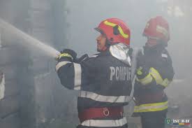 Incendiul se manifestă pe aproximativ 2000 mp. Video Incendiu Puternic LangÄƒ CapitalÄƒ Cu DegajÄƒri Mari De Fum Arde O HalÄƒ Din MogoÈ™oaia Mesaj Ro Alert Esential Hotnews Ro