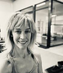 Got wicked tired and sore from crutching around all day yesterday so I  decided to try some "crutch sprints"...because I'm super nerdy and obsessed  with all things fitness 🙄🤓. 30 seconds of