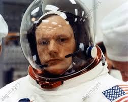 Téléchargez ces vecteur premium sur astronaute en combinaison spatiale sur l'espace, et découvrez plus de 8m de ressources graphiques professionnelles sur freepik. Akg Images L Astronaute Neil Armstrong Lors D Un Essayage De Sa Combinaison Spatiale Photo 3 Juillet 1969