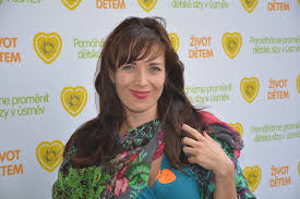 V šortkách do půlky stehen a přiléhavém tílku vypadá jako holčička video. Tereza Kostkova Wikipedie