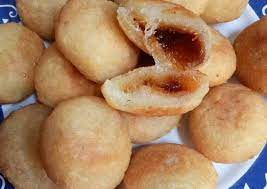 Bahan a 1 cwn gula merah* 1/2 cwn gula pasir* 1 cwn air* 2 helai daun pandan*(* di masak dan sejukkan) bahan b 1 sudu besar yis mauripan sedap di makan bersama kelapa parut putih yg di gaul dngn sedikit garam. Resep Singkong Parut Isi Gula Merah Jemblem Oleh Ros Mey Cookpad